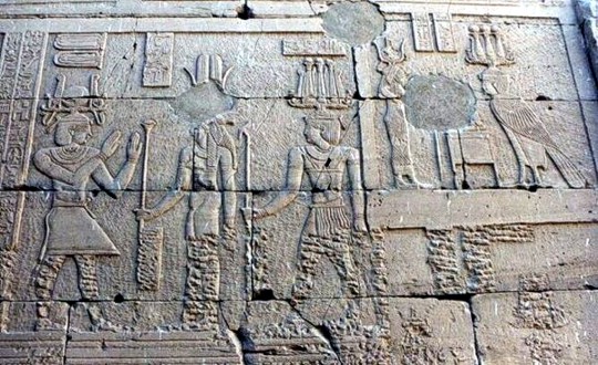 Anbetung des Pharaos an die Götter