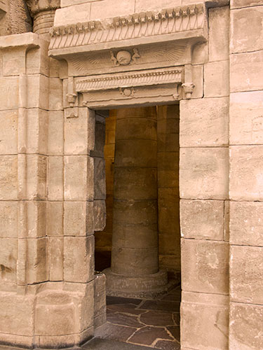 rechter Eingang in den Tempel